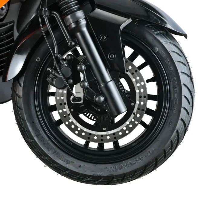 PINK-FLY-PHASE-3-ABS-655x655 Détail de la roue avant du scooter électrique Pink Mobility Pink Fly Phase 3 avec frein à disque hydraulique et ABS