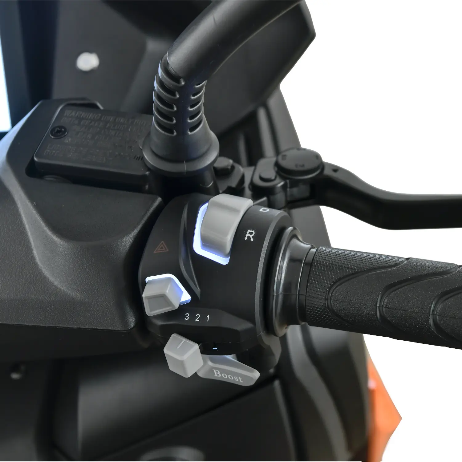 PINK-FLY-PHASE-3-WARNING Commandes du guidon du scooter électrique Pink Mobility Pink Fly Phase 3 avec mode Boost et marche arrière.