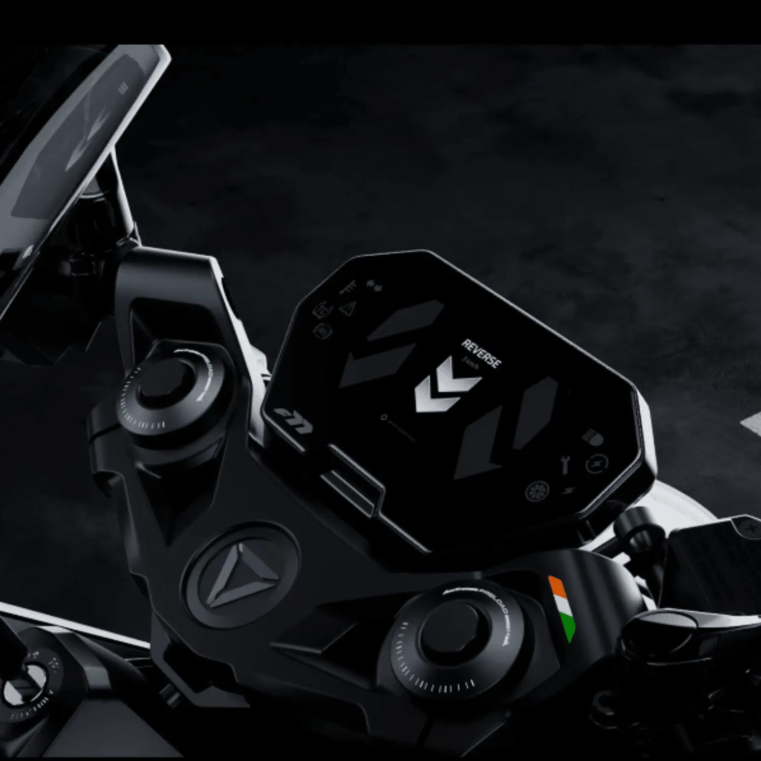 ultraviolette-f77-ecran Écran digital de la moto électrique Ultraviolette F77 Mach 2 affichant le mode marche arrière et les indicateurs lumineux.