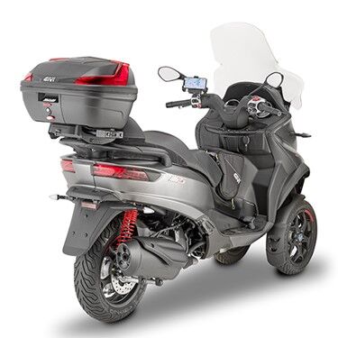 TOP CASE GIVI B47 BLADE 1 image de TOP CASE GIVI B330 noir petit format sur le scooter